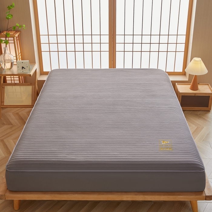 91家纺网 家纺一手货源 找家纺 伊赛家纺 2026新款条纹夹棉抗菌全包床笠 抗菌-雅灰条