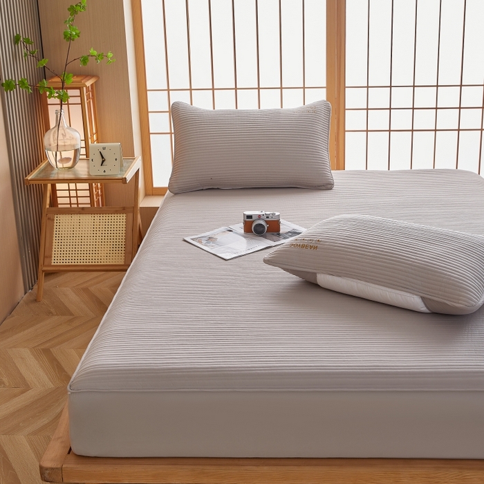 91家纺网 家纺一手货源 找家纺 伊赛家纺 2026新款条纹夹棉抗菌全包床笠 抗菌-浅灰条