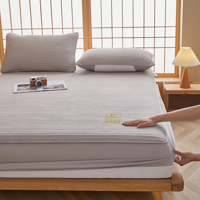 91家纺网 家纺一手货源 找家纺 伊赛家纺 2026新款条纹夹棉抗菌全包床笠 抗菌-浅灰条