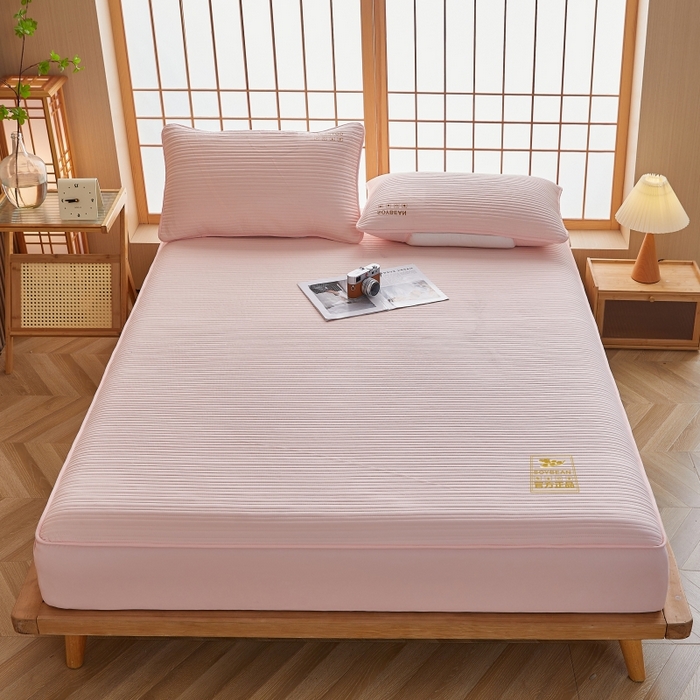 91家纺网 家纺一手货源 找家纺 伊赛家纺 2026新款条纹夹棉抗菌全包床笠 抗菌-粉玉条