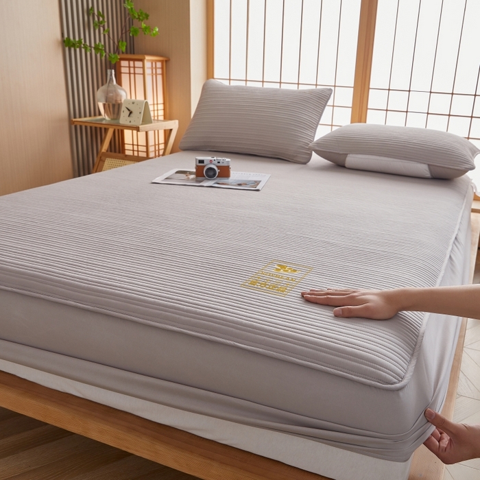 91家纺网 家纺一手货源 找家纺 伊赛家纺 2026新款条纹夹棉抗菌全包床笠 抗菌-浅灰条