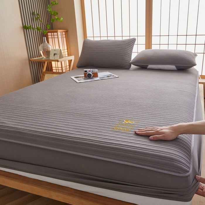 91家纺网 家纺一手货源 找家纺 伊赛家纺 2026新款条纹夹棉抗菌全包床笠 抗菌-雅灰条