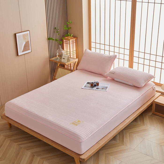 91家纺网 家纺一手货源 找家纺 伊赛家纺 2026新款条纹夹棉抗菌全包床笠 抗菌-粉玉条