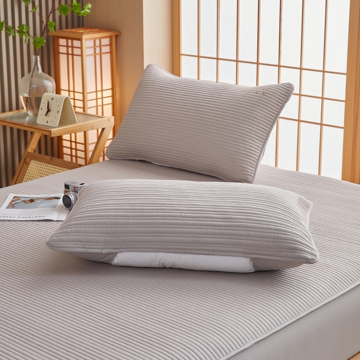 91家纺网 家纺一手货源 找家纺 伊赛家纺 2026新款条纹夹棉抗菌全包床笠 抗菌-浅灰条