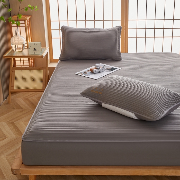 91家纺网 家纺一手货源 找家纺 伊赛家纺 2026新款条纹夹棉抗菌全包床笠 抗菌-雅灰条