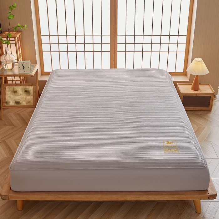 91家纺网 家纺一手货源 找家纺 伊赛家纺 2026新款条纹夹棉抗菌全包床笠 抗菌-浅灰条