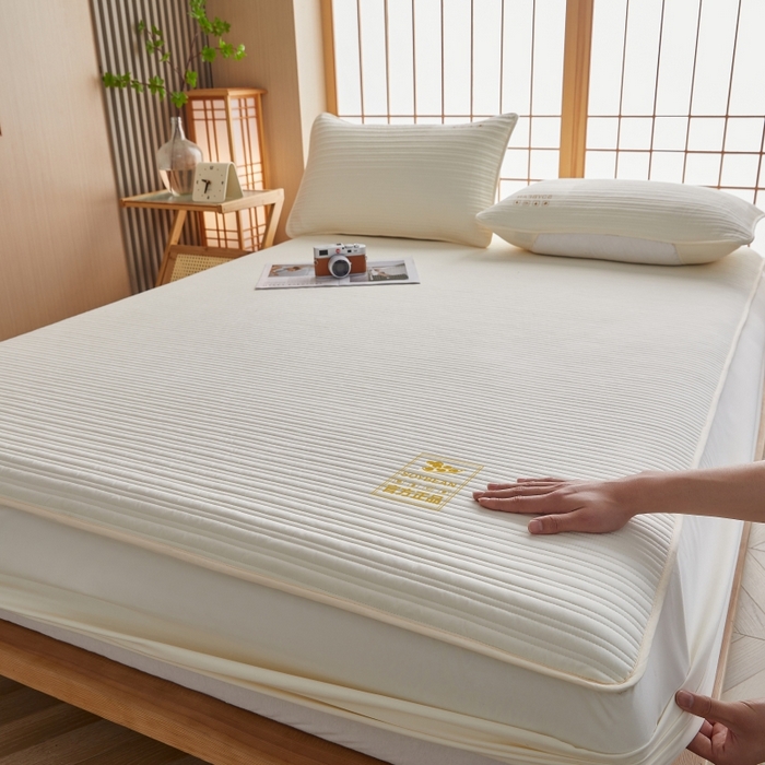 91家纺网 家纺一手货源 找家纺 伊赛家纺 2026新款条纹夹棉抗菌全包床笠 抗菌-米黄色