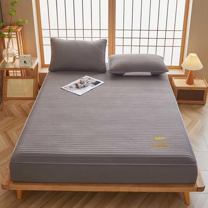 91家纺网 家纺一手货源 找家纺 伊赛家纺 2026新款条纹夹棉抗菌全包床笠 抗菌-雅灰条