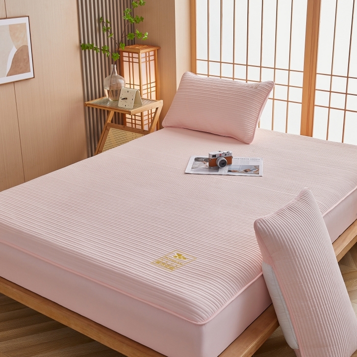 91家纺网 家纺一手货源 找家纺 伊赛家纺 2026新款条纹夹棉抗菌全包床笠 抗菌-粉玉条