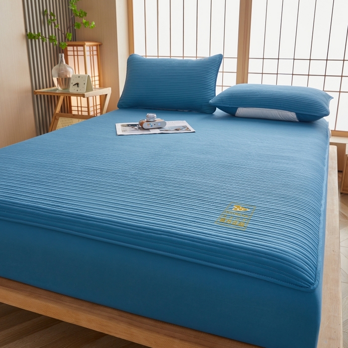 91家纺网 家纺一手货源 找家纺 伊赛家纺 2026新款条纹夹棉抗菌全包床笠 抗菌-雅蓝条