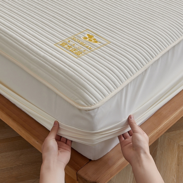 91家纺网 家纺一手货源 找家纺 伊赛家纺 2026新款条纹夹棉抗菌全包床笠 抗菌-米黄色