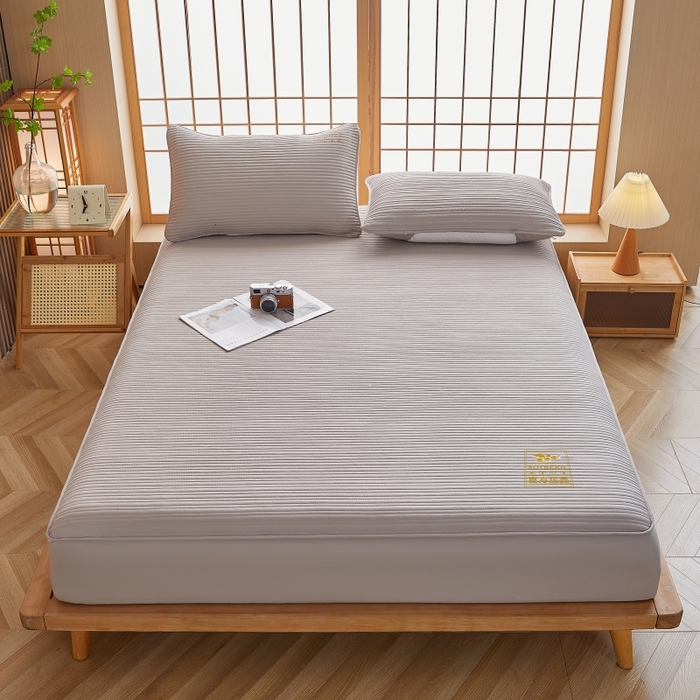 91家纺网 家纺一手货源 找家纺 伊赛家纺 2026新款条纹夹棉抗菌全包床笠 抗菌-浅灰条