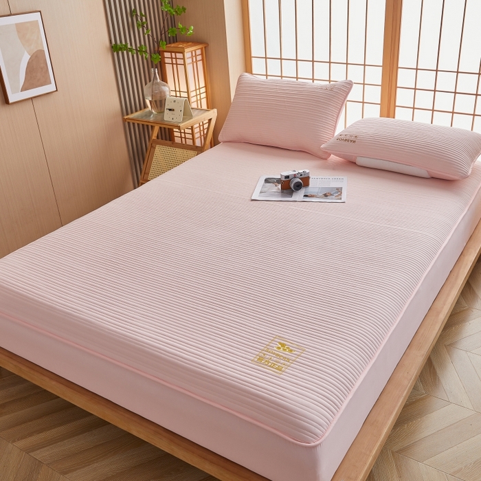 91家纺网 家纺一手货源 找家纺 伊赛家纺 2026新款条纹夹棉抗菌全包床笠 抗菌-粉玉条