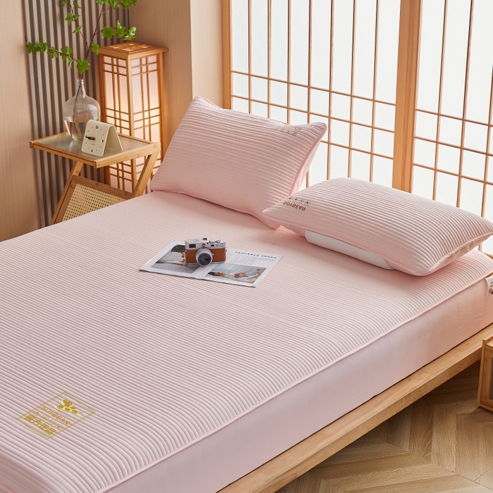 91家纺网 家纺一手货源 找家纺 伊赛家纺 2026新款条纹夹棉抗菌全包床笠 抗菌-粉玉条