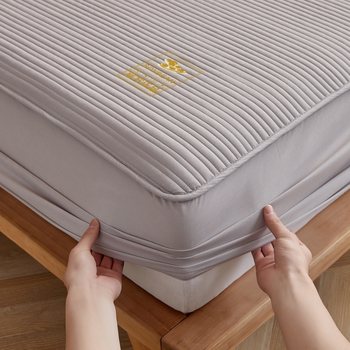 91家纺网 家纺一手货源 找家纺 伊赛家纺 2026新款条纹夹棉抗菌全包床笠 抗菌-浅灰条