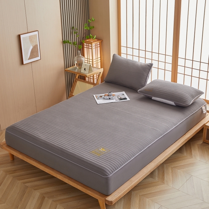 91家纺网 家纺一手货源 找家纺 伊赛家纺 2026新款条纹夹棉抗菌全包床笠 抗菌-雅灰条