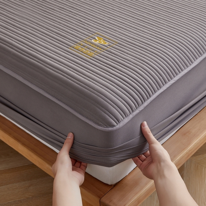 91家纺网 家纺一手货源 找家纺 伊赛家纺 2026新款条纹夹棉抗菌全包床笠 抗菌-雅灰条