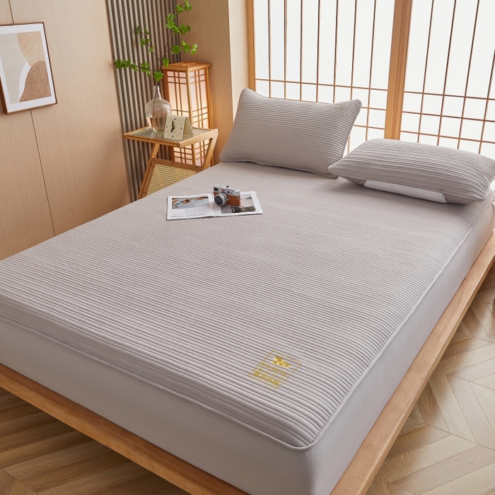 91家纺网 家纺一手货源 找家纺 伊赛家纺 2026新款条纹夹棉抗菌全包床笠 抗菌-浅灰条