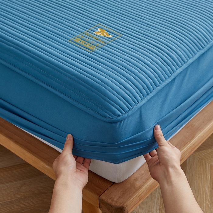 91家纺网 家纺一手货源 找家纺 伊赛家纺 2026新款条纹夹棉抗菌全包床笠 抗菌-雅蓝条