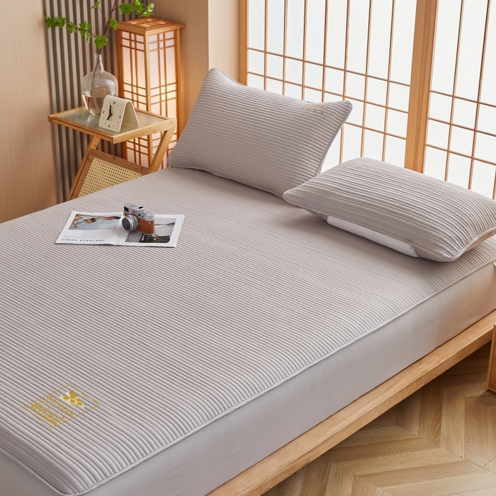 91家纺网 家纺一手货源 找家纺 伊赛家纺 2026新款条纹夹棉抗菌全包床笠 抗菌-浅灰条