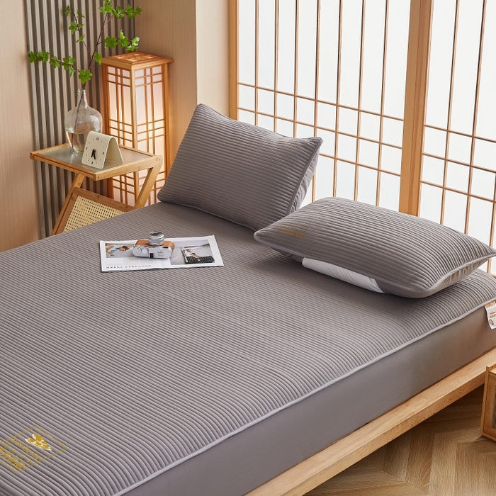 91家纺网 家纺一手货源 找家纺 伊赛家纺 2026新款条纹夹棉抗菌全包床笠 抗菌-雅灰条