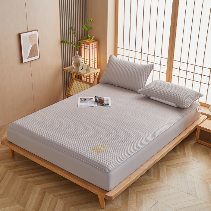 91家纺网 家纺一手货源 找家纺 伊赛家纺 2026新款条纹夹棉抗菌全包床笠 抗菌-浅灰条