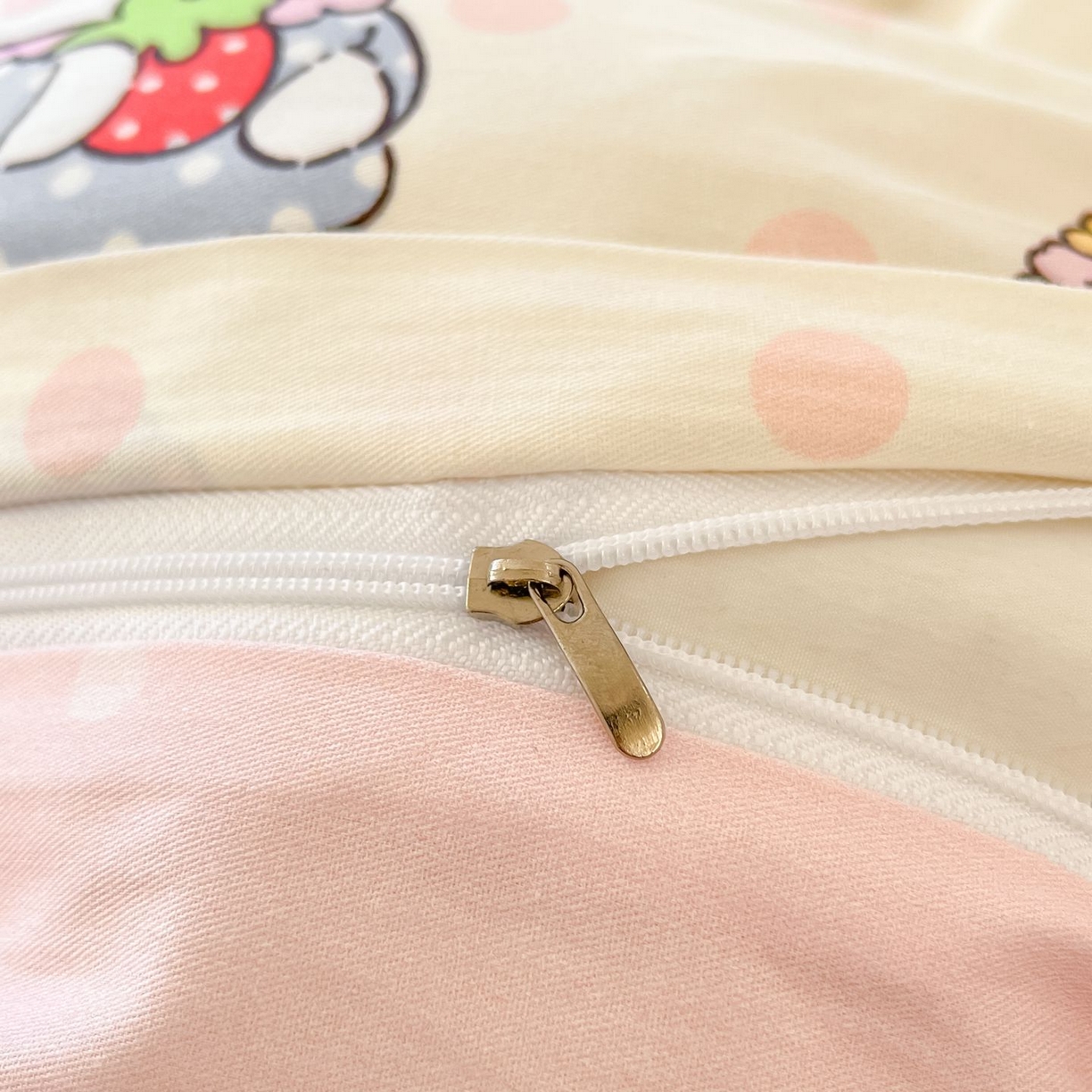 91家纺网 家纺一手货源 找家纺 女子家纺 2026新款全棉纯棉13070印花四件套单品系列 快乐小喵