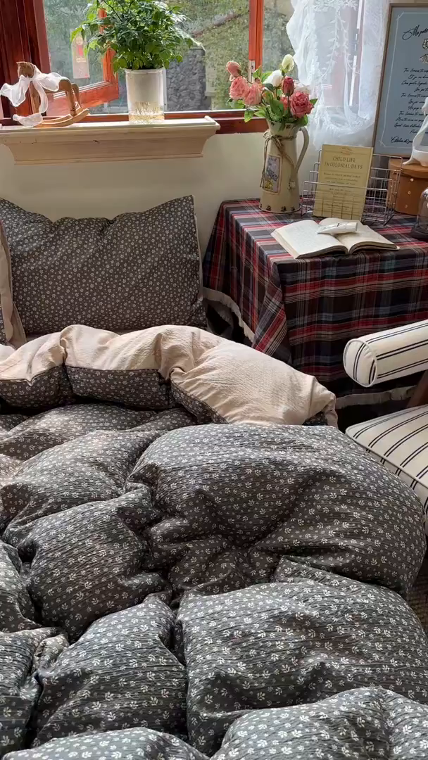 91家纺网 家纺一手货源 找家纺 人人爱家纺 2026新款复古印花小碎花四件套 浅花-灰