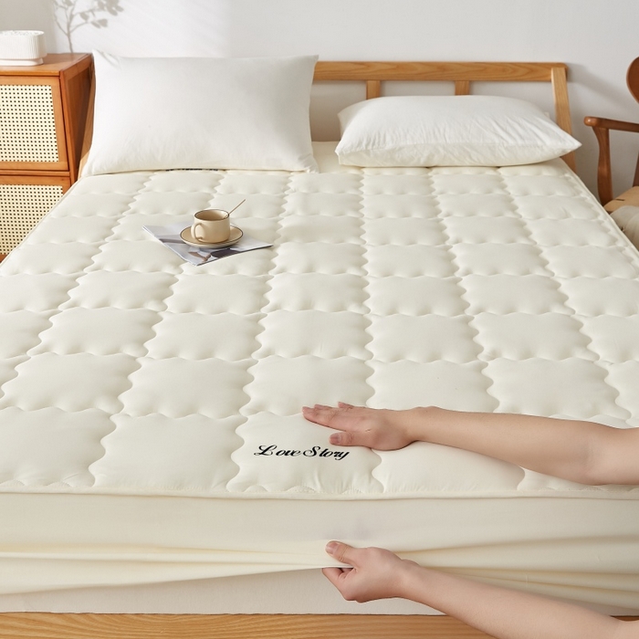 91家纺网 家纺一手货源 找家纺 伊赛家纺 2026新款抗菌防螨助眠全棉夹棉绗缝床笠-大格 大格米黄