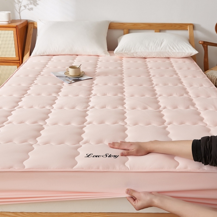 91家纺网 家纺一手货源 找家纺 伊赛家纺 2026新款抗菌防螨助眠全棉夹棉绗缝床笠-大格 大格粉玉