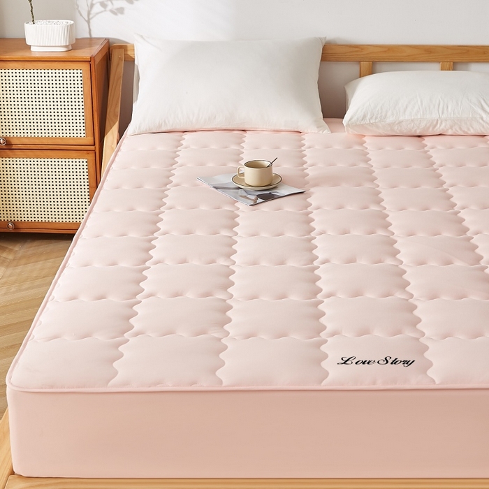 91家纺网 家纺一手货源 找家纺 伊赛家纺 2026新款抗菌防螨助眠全棉夹棉绗缝床笠-大格 大格粉玉