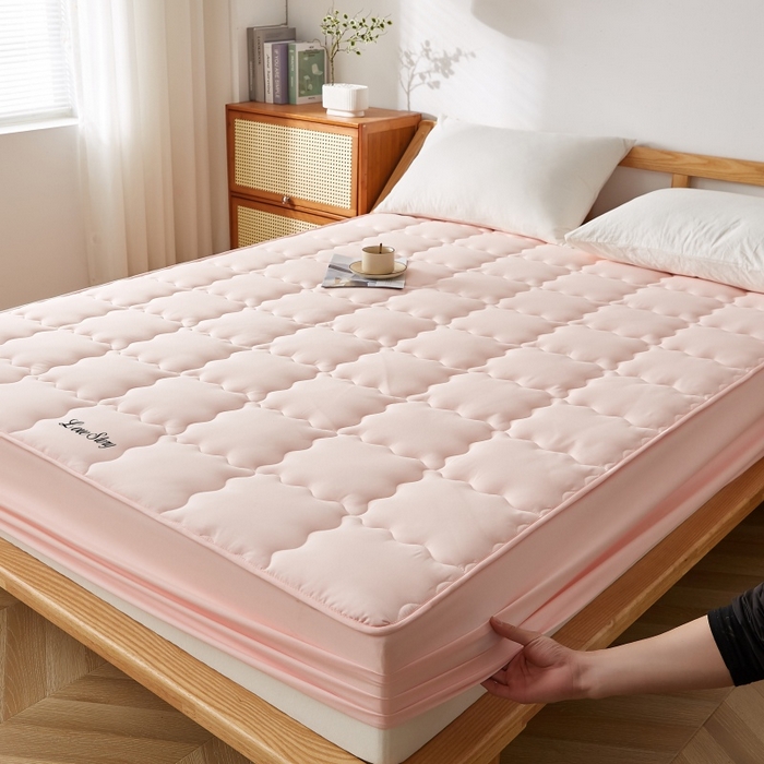 91家纺网 家纺一手货源 找家纺 伊赛家纺 2026新款抗菌防螨助眠全棉夹棉绗缝床笠-大格 大格粉玉