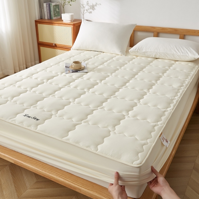 91家纺网 家纺一手货源 找家纺 伊赛家纺 2026新款抗菌防螨助眠全棉夹棉绗缝床笠-大格 大格米黄