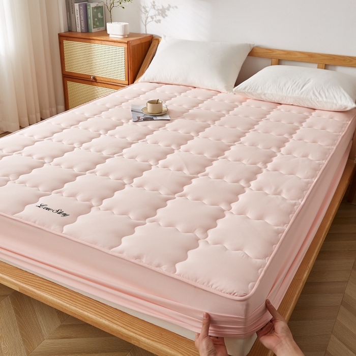 91家纺网 家纺一手货源 找家纺 伊赛家纺 2026新款抗菌防螨助眠全棉夹棉绗缝床笠-大格 大格粉玉