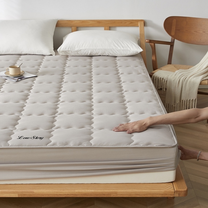 91家纺网 家纺一手货源 找家纺 伊赛家纺 2026新款抗菌防螨助眠全棉夹棉绗缝床笠-大格 大格浅灰