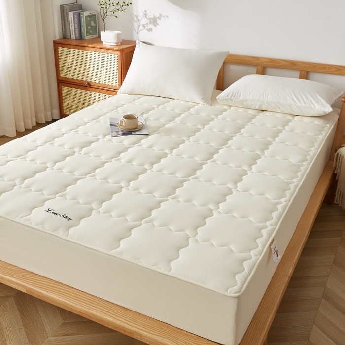 91家纺网 家纺一手货源 找家纺 伊赛家纺 2026新款抗菌防螨助眠全棉夹棉绗缝床笠-大格 大格米黄