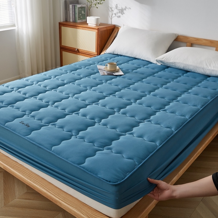 91家纺网 家纺一手货源 找家纺 伊赛家纺 2026新款抗菌防螨助眠全棉夹棉绗缝床笠-大格 大格蓝色