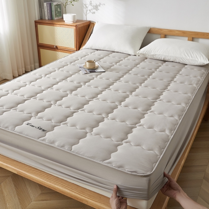 91家纺网 家纺一手货源 找家纺 伊赛家纺 2026新款抗菌防螨助眠全棉夹棉绗缝床笠-大格 大格浅灰