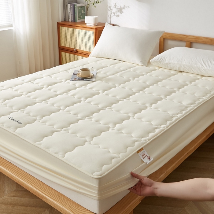 91家纺网 家纺一手货源 找家纺 伊赛家纺 2026新款抗菌防螨助眠全棉夹棉绗缝床笠-大格 大格米黄