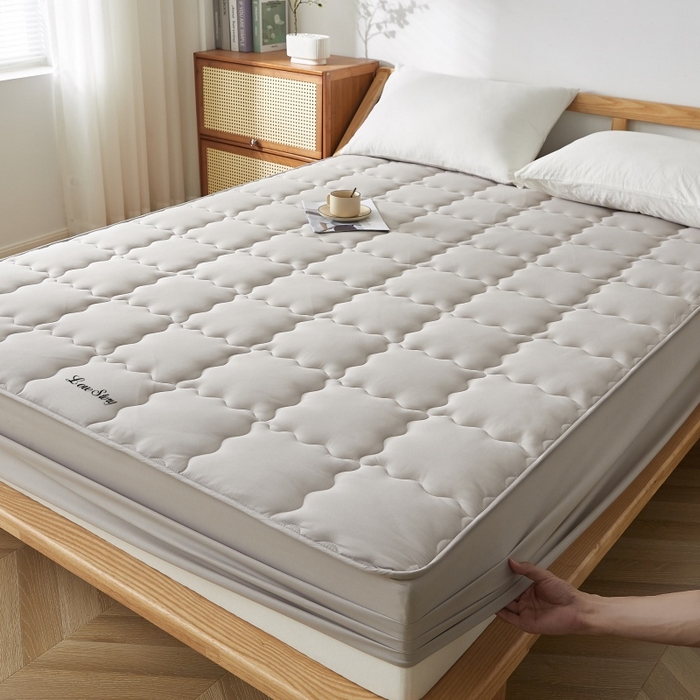 91家纺网 家纺一手货源 找家纺 伊赛家纺 2026新款抗菌防螨助眠全棉夹棉绗缝床笠-大格 大格浅灰