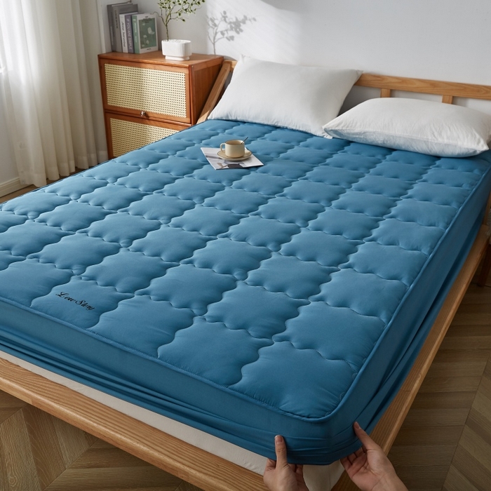 91家纺网 家纺一手货源 找家纺 伊赛家纺 2026新款抗菌防螨助眠全棉夹棉绗缝床笠-大格 大格蓝色