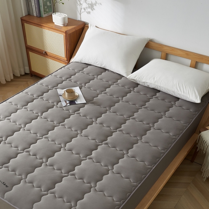 91家纺网 家纺一手货源 找家纺 伊赛家纺 2026新款抗菌防螨助眠全棉夹棉绗缝床笠-大格 大格灰色