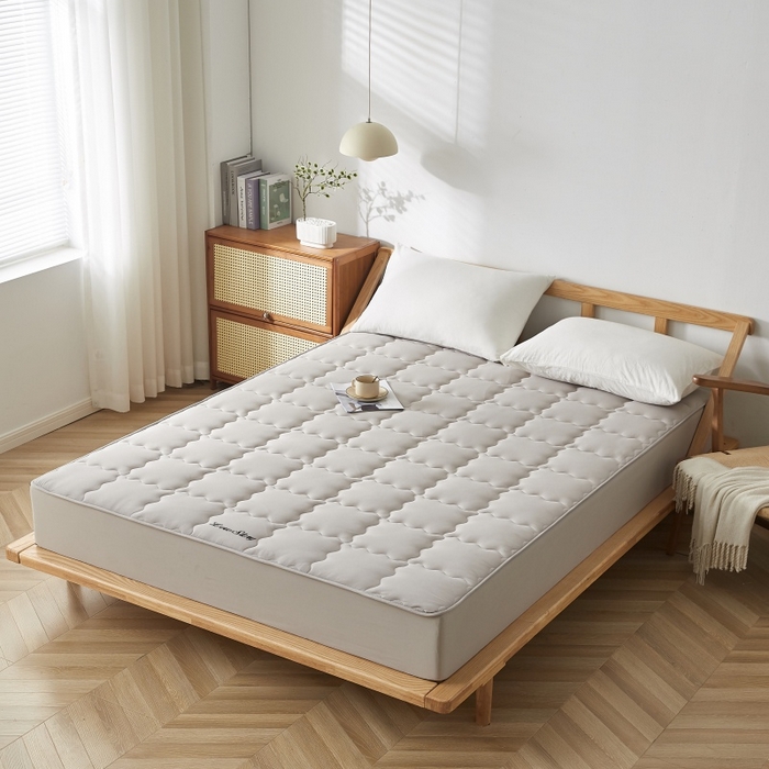 91家纺网 家纺一手货源 找家纺 伊赛家纺 2026新款抗菌防螨助眠全棉夹棉绗缝床笠-大格 大格浅灰