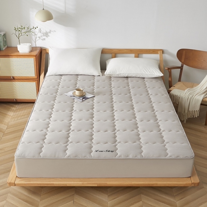 91家纺网 家纺一手货源 找家纺 伊赛家纺 2026新款抗菌防螨助眠全棉夹棉绗缝床笠-大格 大格浅灰