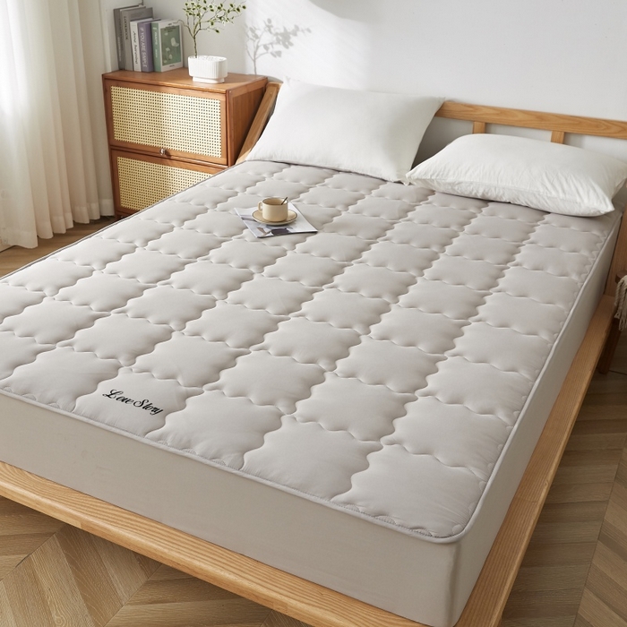 91家纺网 家纺一手货源 找家纺 伊赛家纺 2026新款抗菌防螨助眠全棉夹棉绗缝床笠-大格 大格浅灰