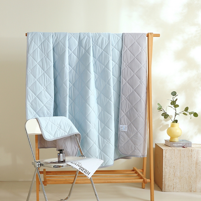 91家纺网 家纺一手货源 找家纺 伊赛家纺 2026新款有铵凉感丝夏被 浅蓝