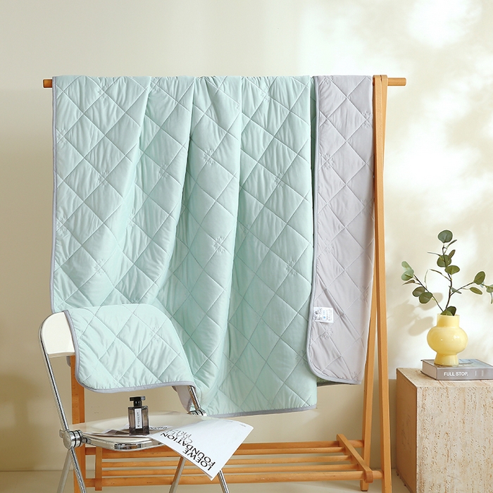 91家纺网 家纺一手货源 找家纺 伊赛家纺 2026新款有铵凉感丝夏被 湖蓝