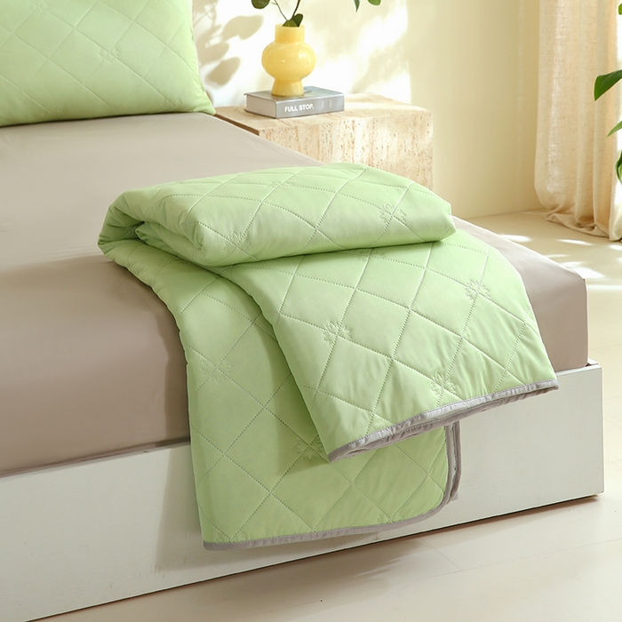 91家纺网 家纺一手货源 找家纺 伊赛家纺 2026新款有铵凉感丝夏被 黄绿