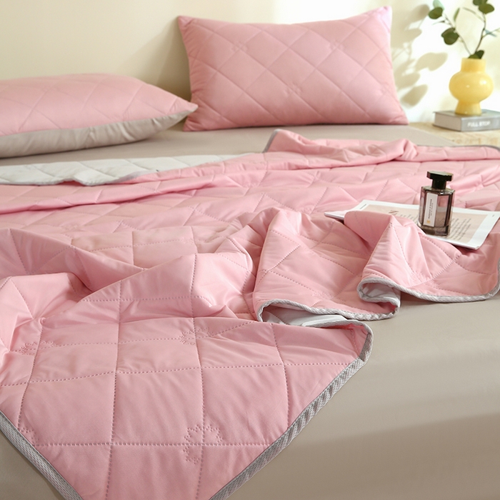 91家纺网 家纺一手货源 找家纺 伊赛家纺 2026新款有铵凉感丝夏被 亮粉