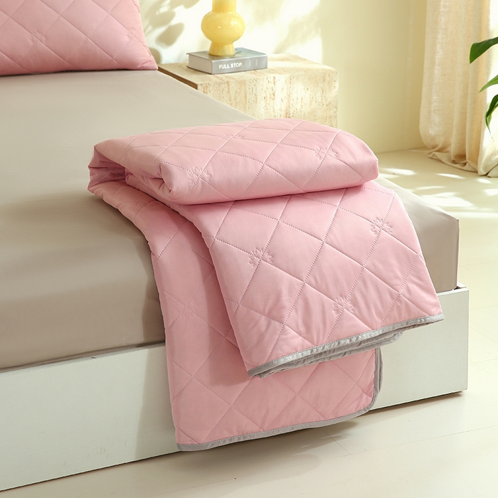 91家纺网 家纺一手货源 找家纺 伊赛家纺 2026新款有铵凉感丝夏被 亮粉